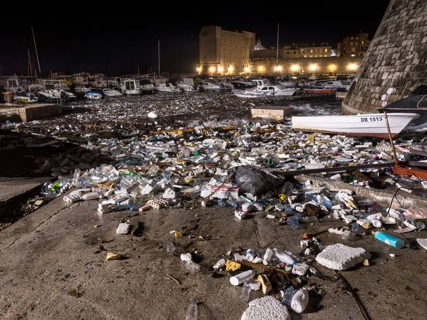 Dubrovnik: Velike količine smeća i plastike nanesene su jakim jugom u staru luku