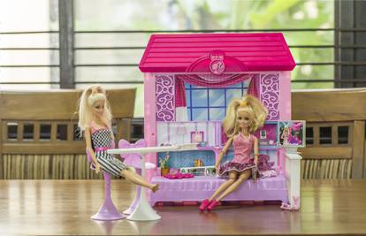 Ja sam prava živa Barbie, čak i živim u potpuno ružičastoj kući