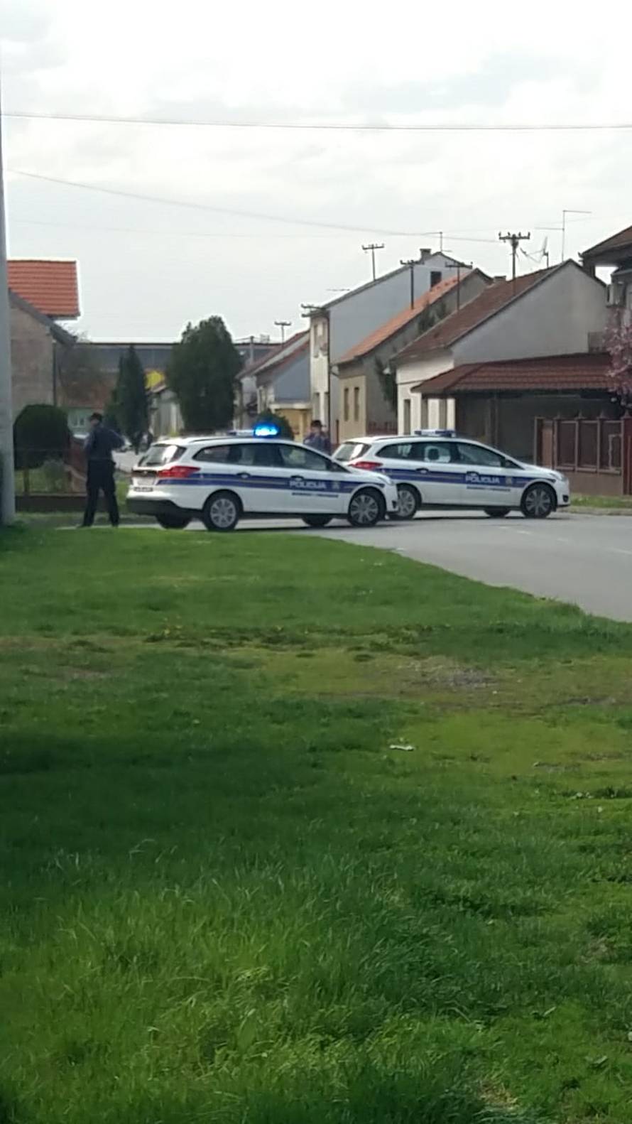 Policija mu je oduzela pištolj pa se popeo na krov: 'Ja ne idem!'