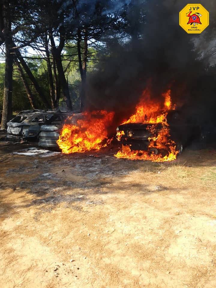 U dva požara na parkiralištima na Lošinju izgorjelo 10 auta