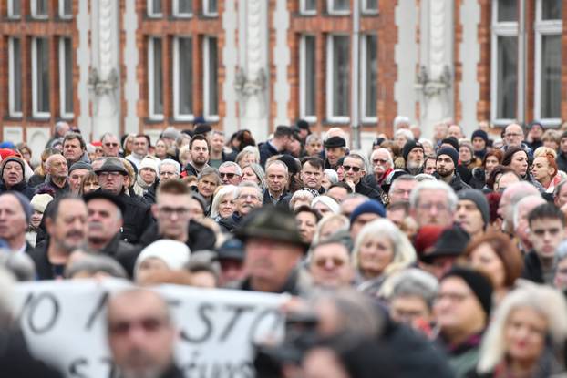 Na Trgu Republike u Čakovcu održan prosvjed u znak podrške kirurzima