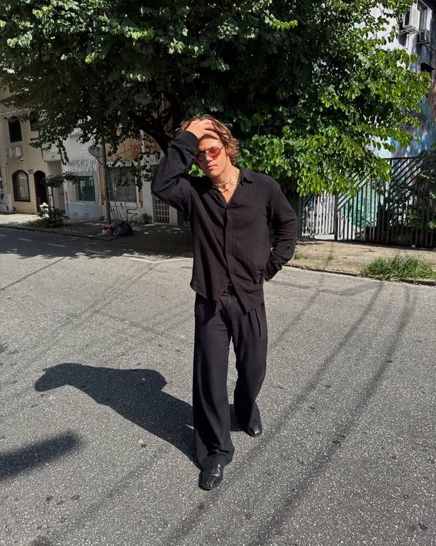 FOTO 'Alpski modni mačak' voli nositi bunde, suknje i lakirati nokte. Sad dominira skijanjem