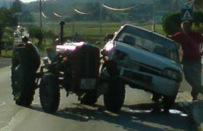 Citroen udario u traktor pa se popeo na njegov kotač