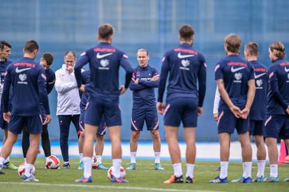 Reprezentacija odradila trening: Ozbiljni Mandžukić i nasmijani Kova, Dalić pričao s debitantom