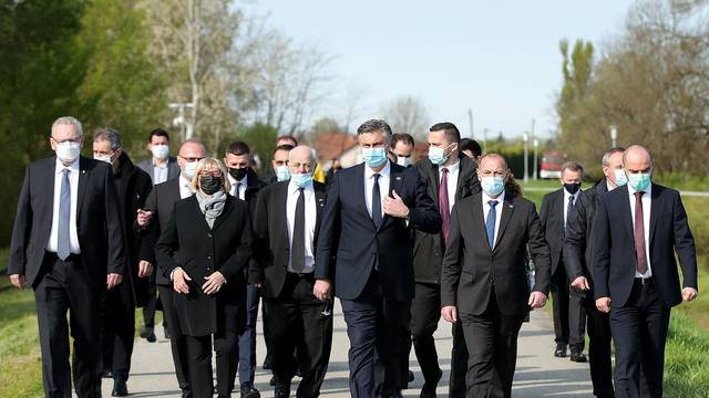 Premijer Plenković sa suradnicim položio vijence povodom 76. obljetnice Jasenovca