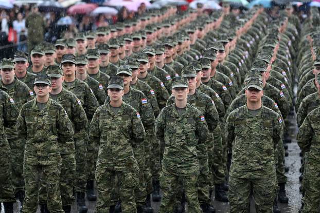 FOTO Suze i zagrljaji u Požegi: 900 novih ročnika položilo prisegu, među njima i 53 žene