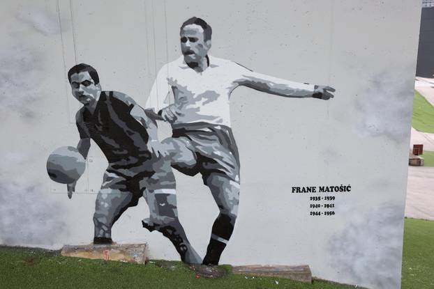 Split: Ususret 114. rođendanu Hajduka na zgradi Sveučilišta naslikani su murali nogometaša