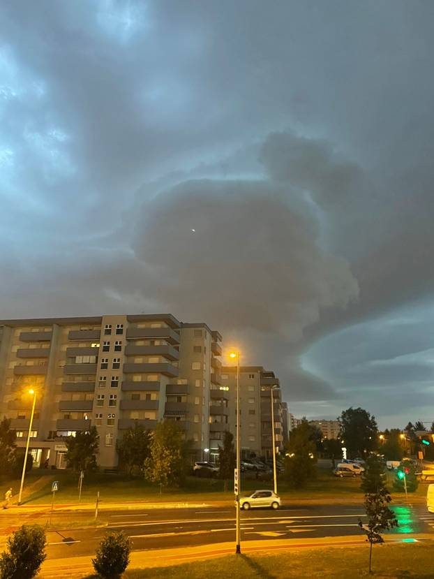 FOTO Crni oblaci zamračili nebo nad Zagrebom: 'Snažan vjetar mi je sve razbacao na balkonu'