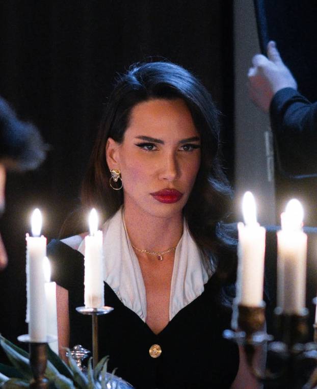 FOTO Relja i Nikolija šokirali publiku bizarnim spotom: 'Pa kao da im držimo svijeću...'