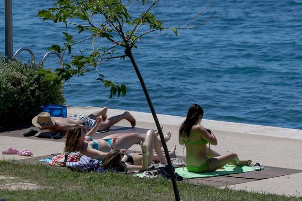 Zadar: Sve je više kupača na zadarskim plažama