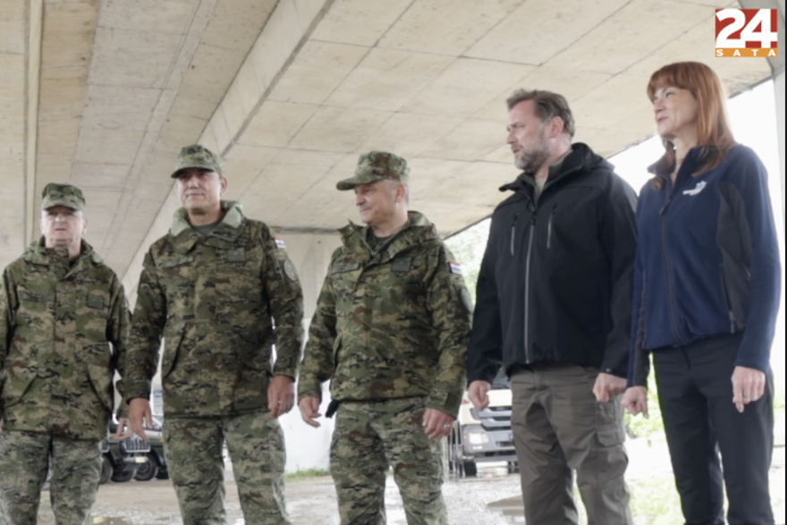 Banožić s pripadnicima Hrvatske vojske koji pomažu u borbi protiv poplava