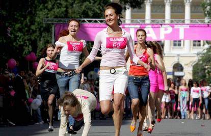 Žene u štiklama trčale St. Petersburgom