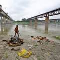 Jake struje izbacuju trupla iz rijeke Ganges u Indiji: 'Ovo bi moglo izazvati brojne bolesti'