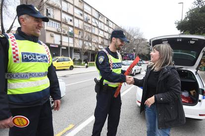 Dan žena i u prometu: Šibenski policajci davali ruže vozačicama