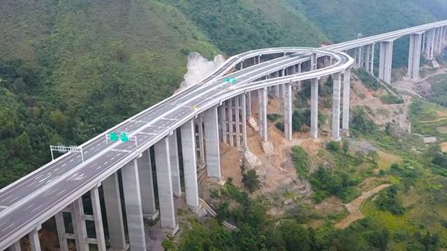 Kineski autoput na kojem se može polukružno okrenuti