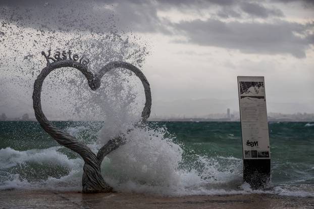 Olujno jugo u Kaštelima