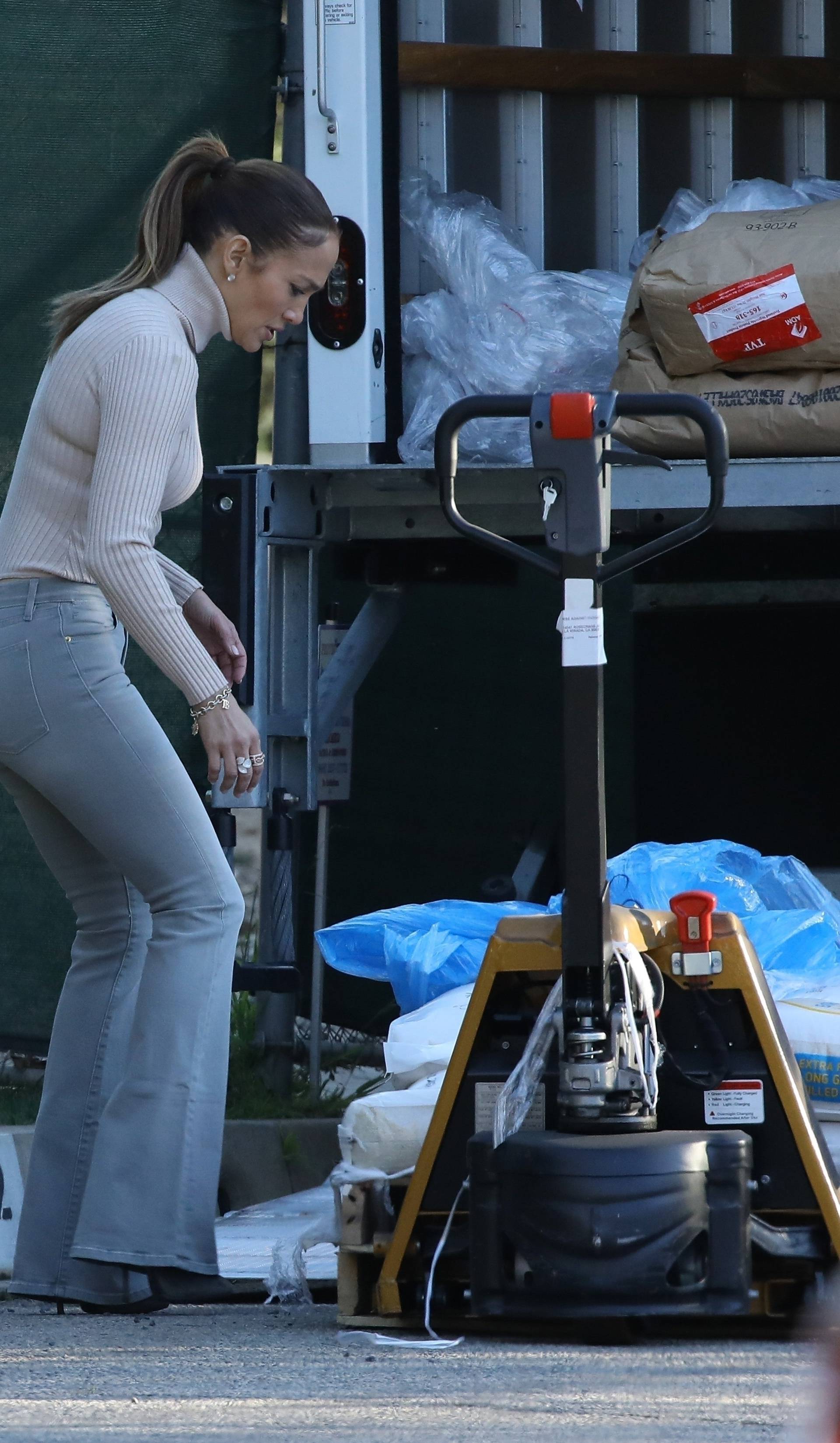 *PREMIUM-EXCLUSIVE* Ben Affleck and Jennifer Lopez get to work together as they host a food drive at his home with their kids