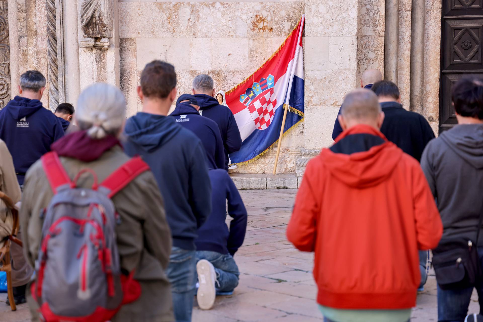 Zadar: Molitelji ispred katedrale Sv. Stošije