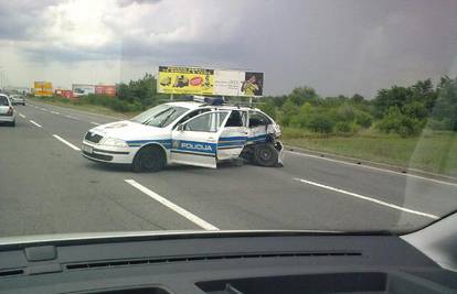 Policajac pokušao izbjeći auto pa se zaletio u stup