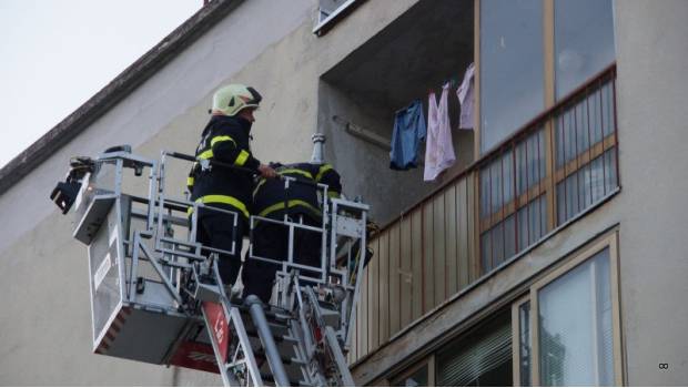 Vatrogasci su spašavali bebu iz zaključanog  stana na 4. katu