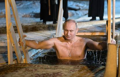Ma što je to, samo -5: Putin se tri puta uronio u ledeno jezero