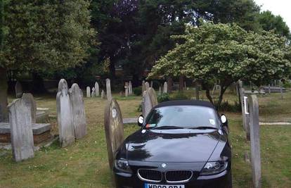 Vikarica naplatila parking na groblju kraj Wimbledona
