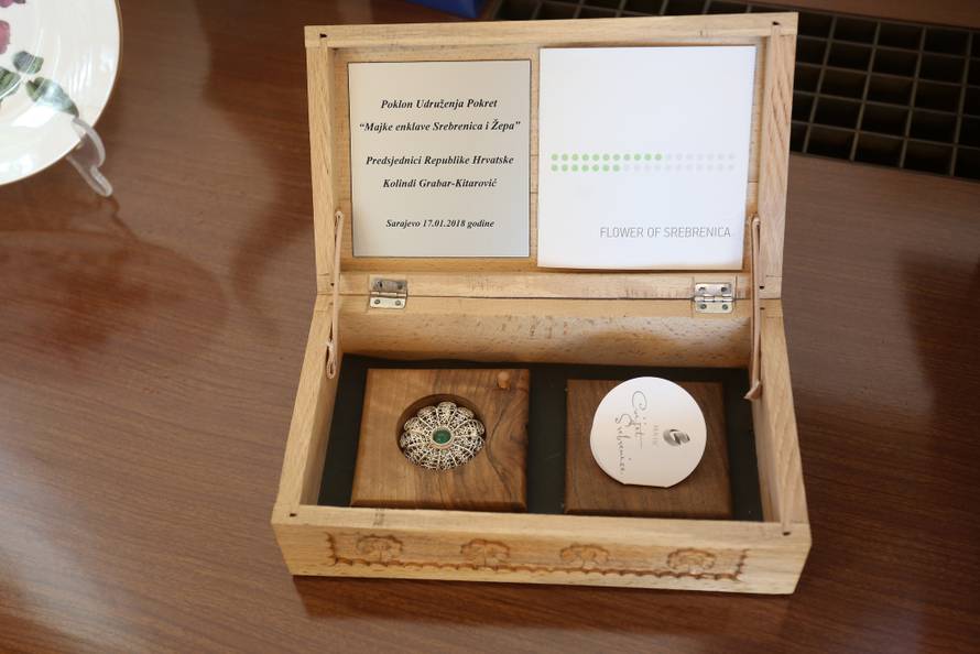 Kolindine zlatne krune: Dobila je i Putinove raskošne rupce...