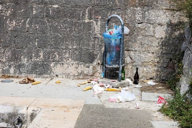 Zadar: Otpad ostavljen pored kante za smeće