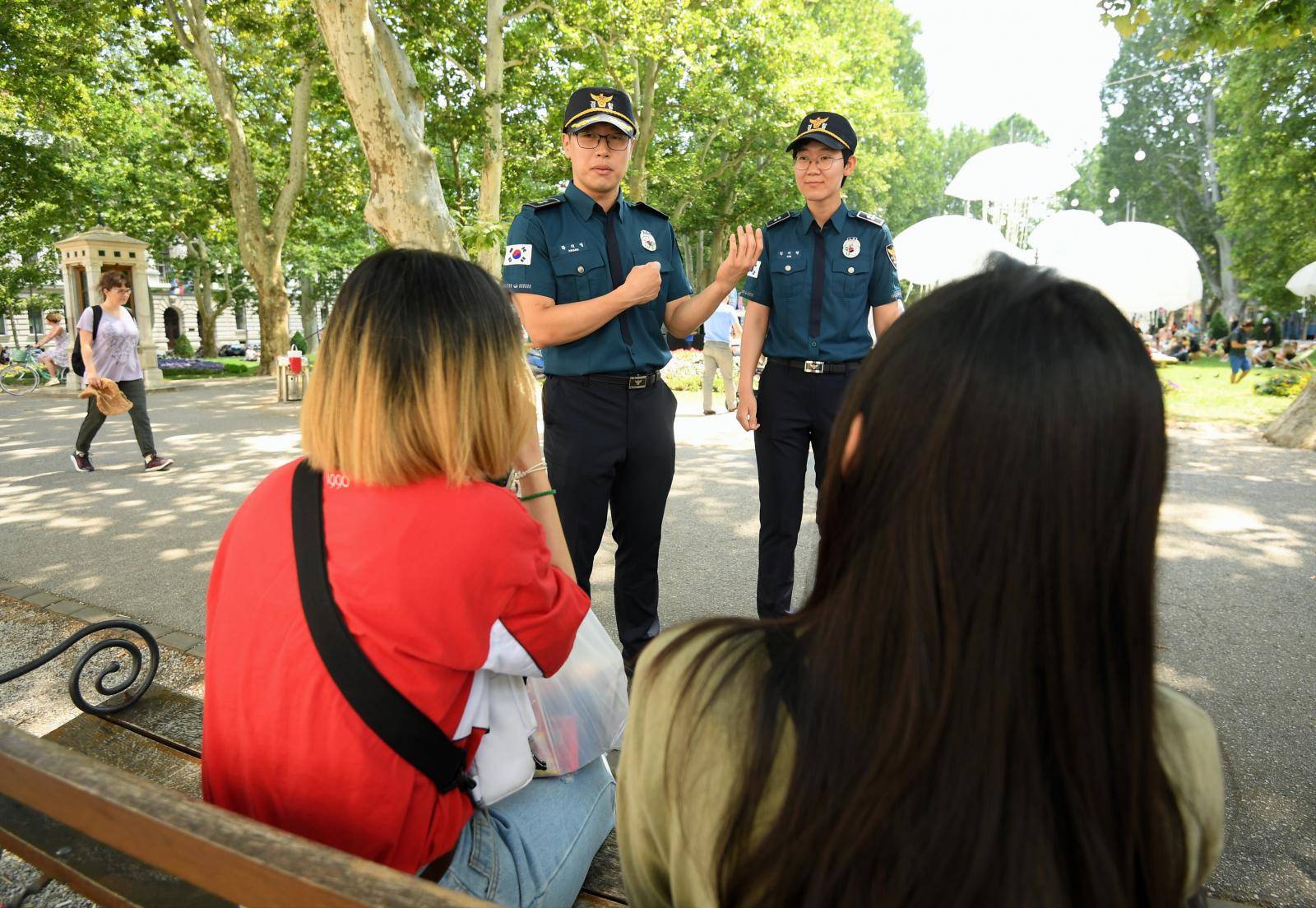 Korejski policajci: Svi se žele slikati s nama, popularni smo