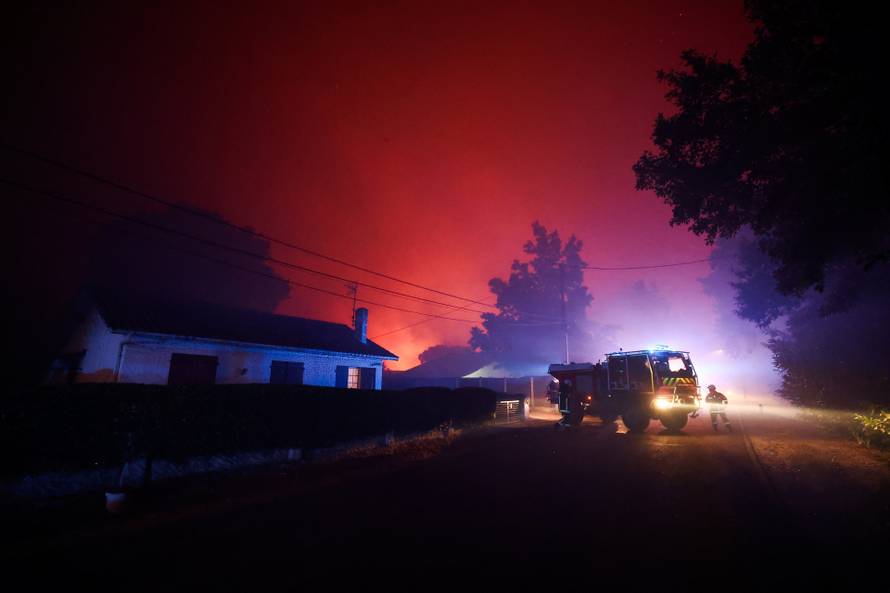 storyeditor/2026-07-24/2026-07-23t221633z-179605513-rc2xjmag8lty-rtrmadp-3-europe-weather-france-wildfire.jpg