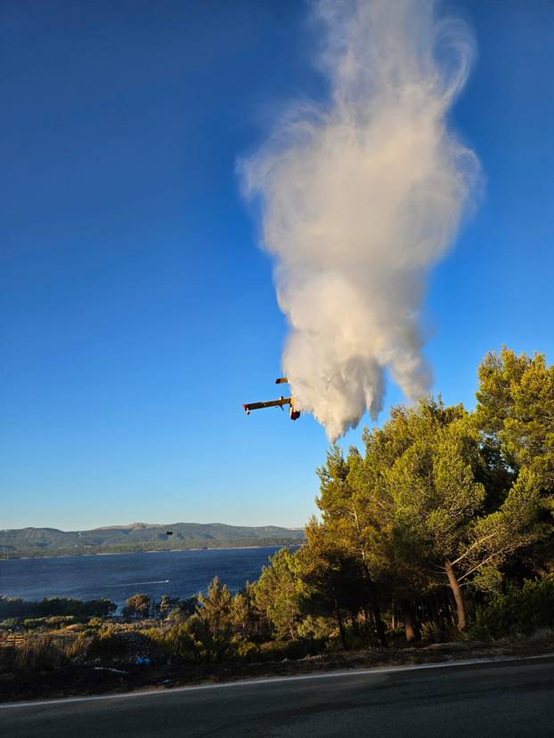 GALERIJA Pogledajte prizore borbe s buktinjom na Braču: Vatru gasilo čak 56 vatrogasaca