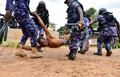 Kaos u Ugandi: U prosvjedima 37 mrtvih, pop zvijezdu pustilo iz zatvora, platio je jamčevinu