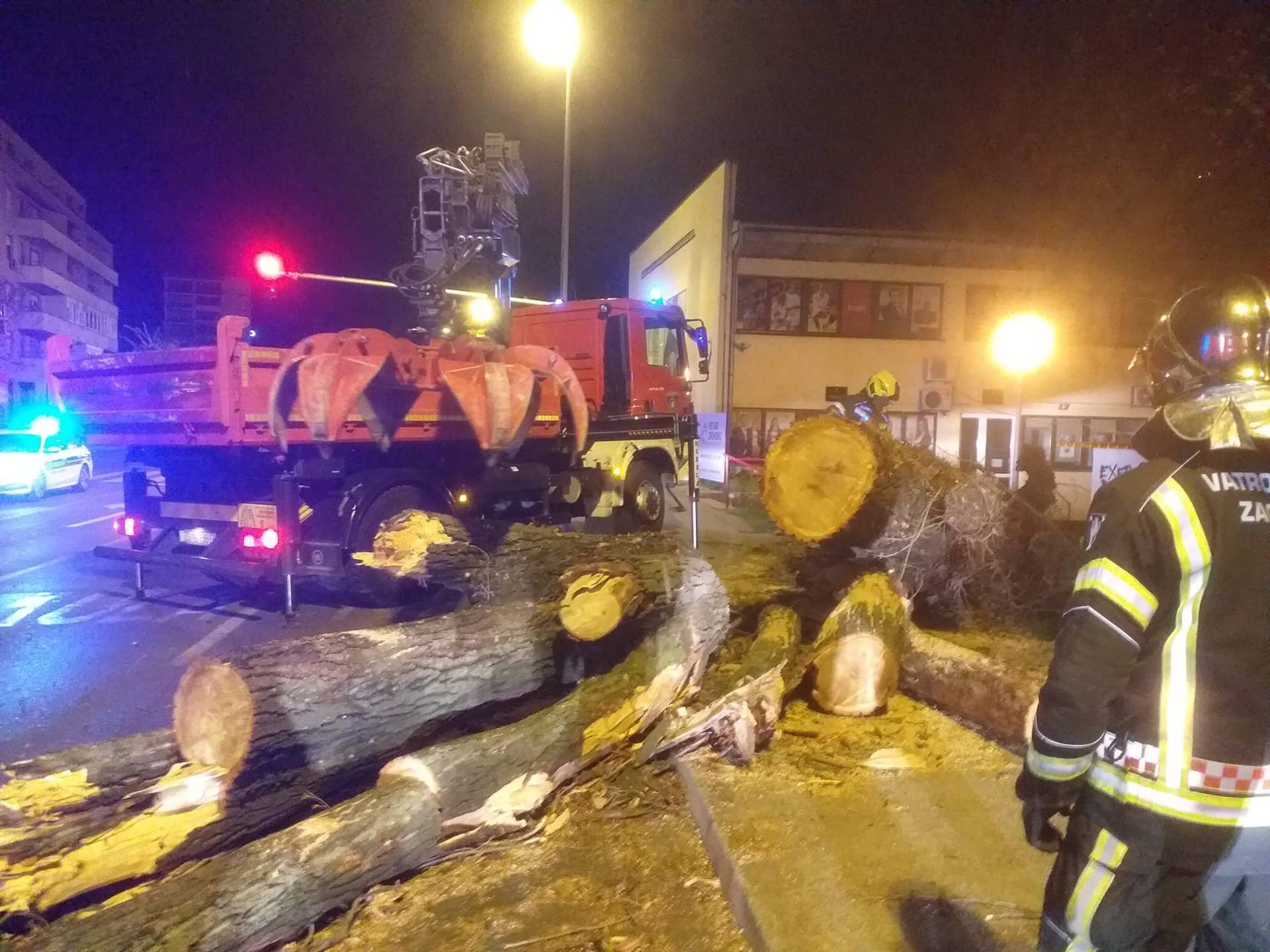 VIDEO Vjetar u Zagrebu srušio drvo od 30 metara u Selskoj! 'Vozili su po suprotnoj traci'