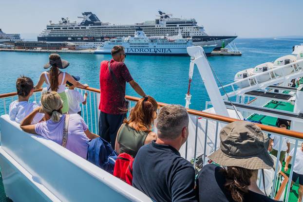 Split: Gužva na trajektu Petar Hektorović na relaciji Split - Vis