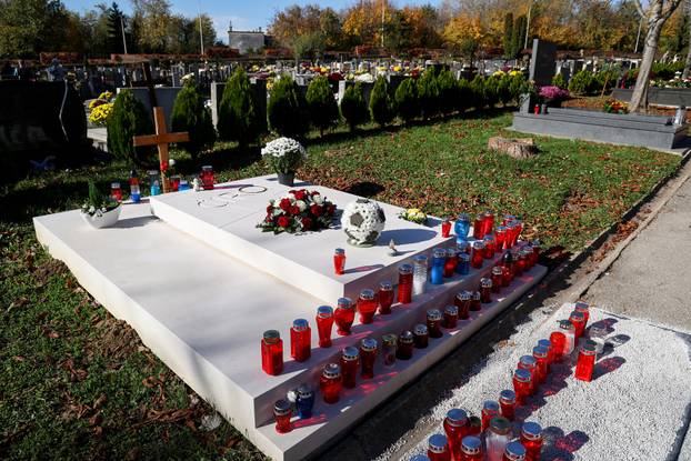 Zagreb: Grobovi poznatih osoba na Mirogoju na blagdan Svih svetih