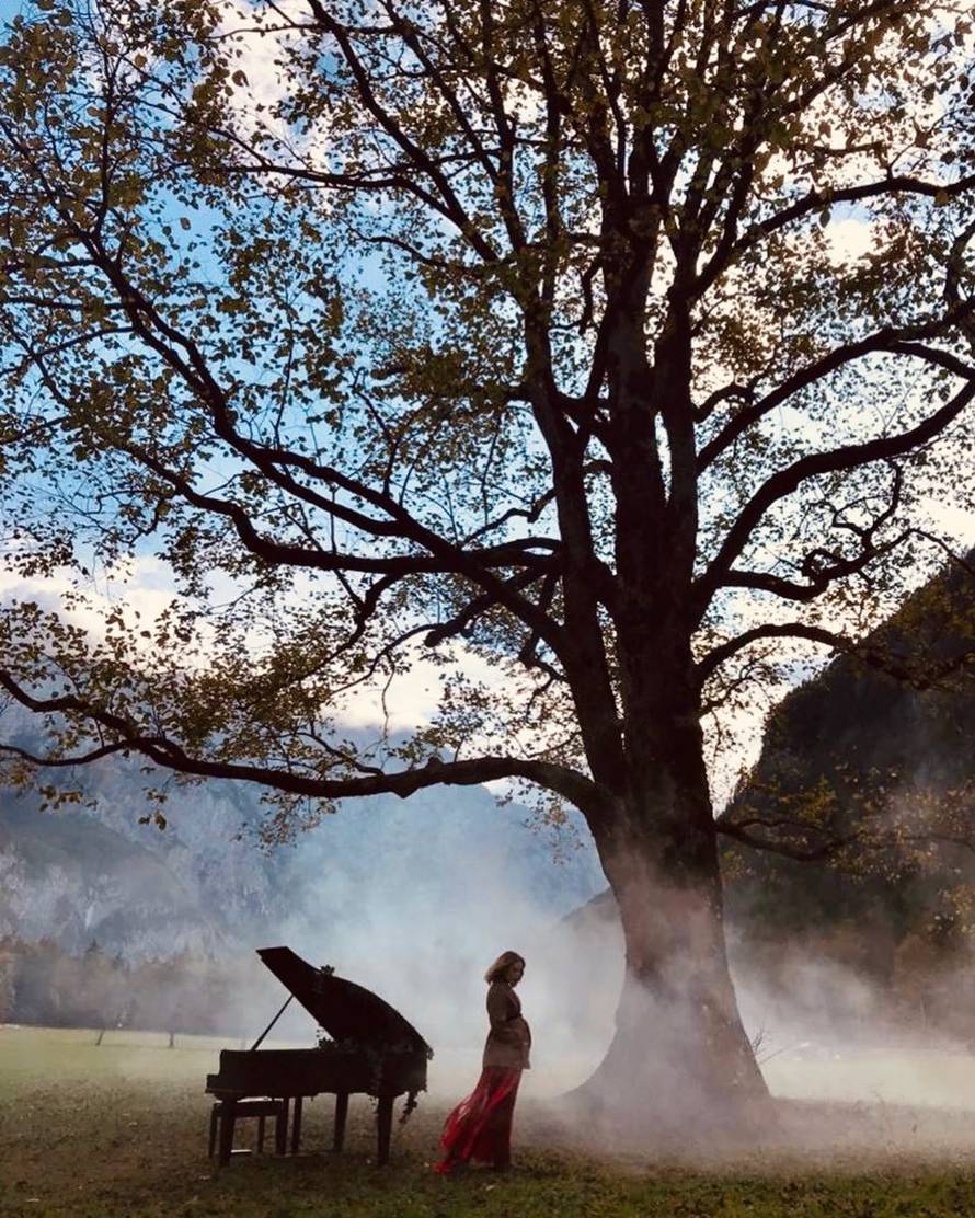 Franka već drugi spot snimila trudna, Graham šetala pistom