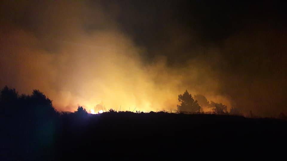 Gori jug Hvara, bura otežava vatrogascima gašenje vatre