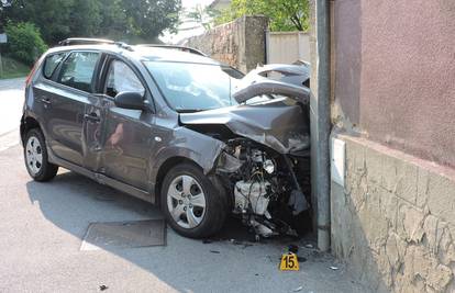 Požega: Auto sletio s ceste, slomio znak i zabio se u kuću