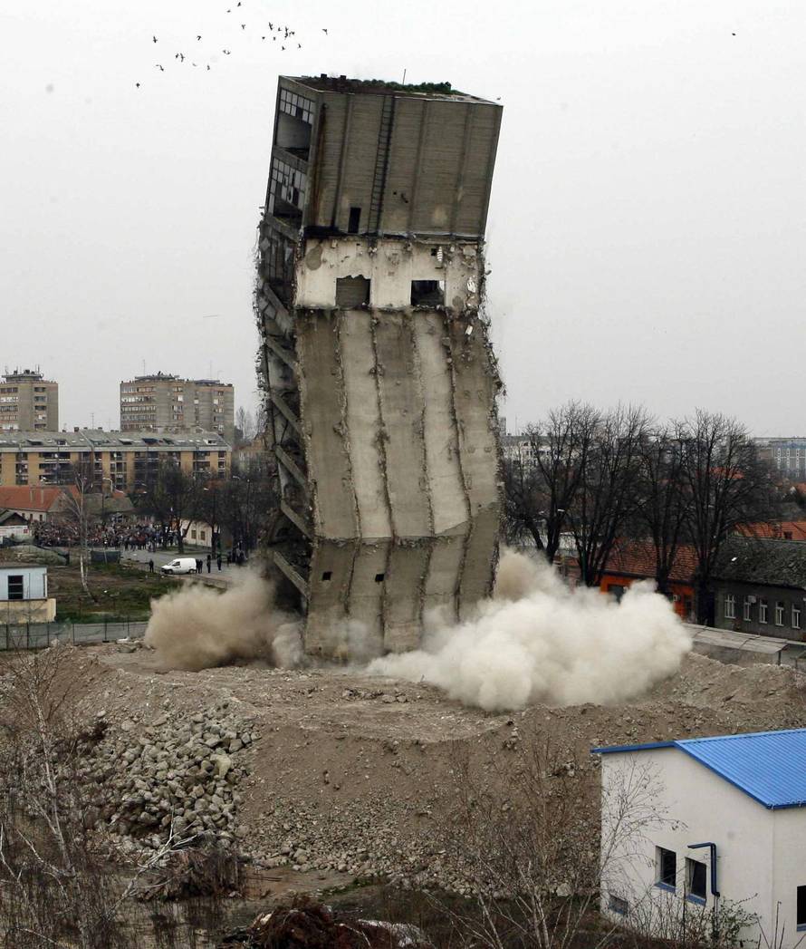 Osijek: Plansko miniranje i rušenje silosa u Huttlerovoj ulici