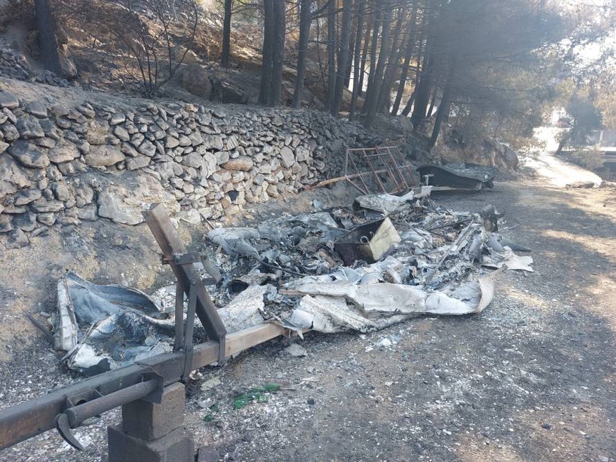DRAMATIČNI PRIZORI Od kuća i apartmana ostalo tek zgarište! Požar kraj Omiša gutao sve