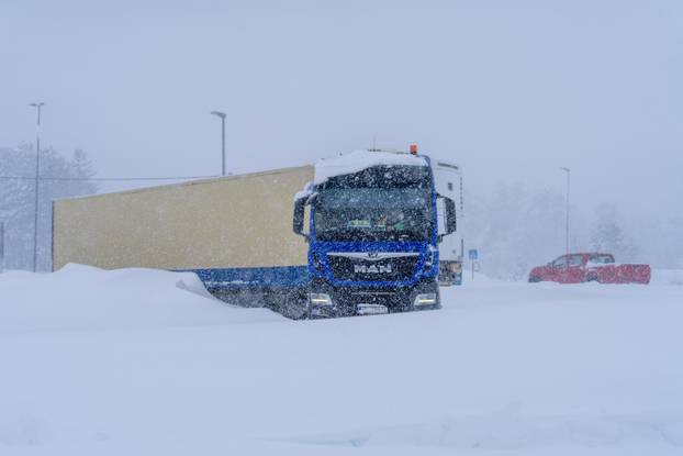 Korenica: Jako snježno nevrijeme stvorilo velike probleme u prometu