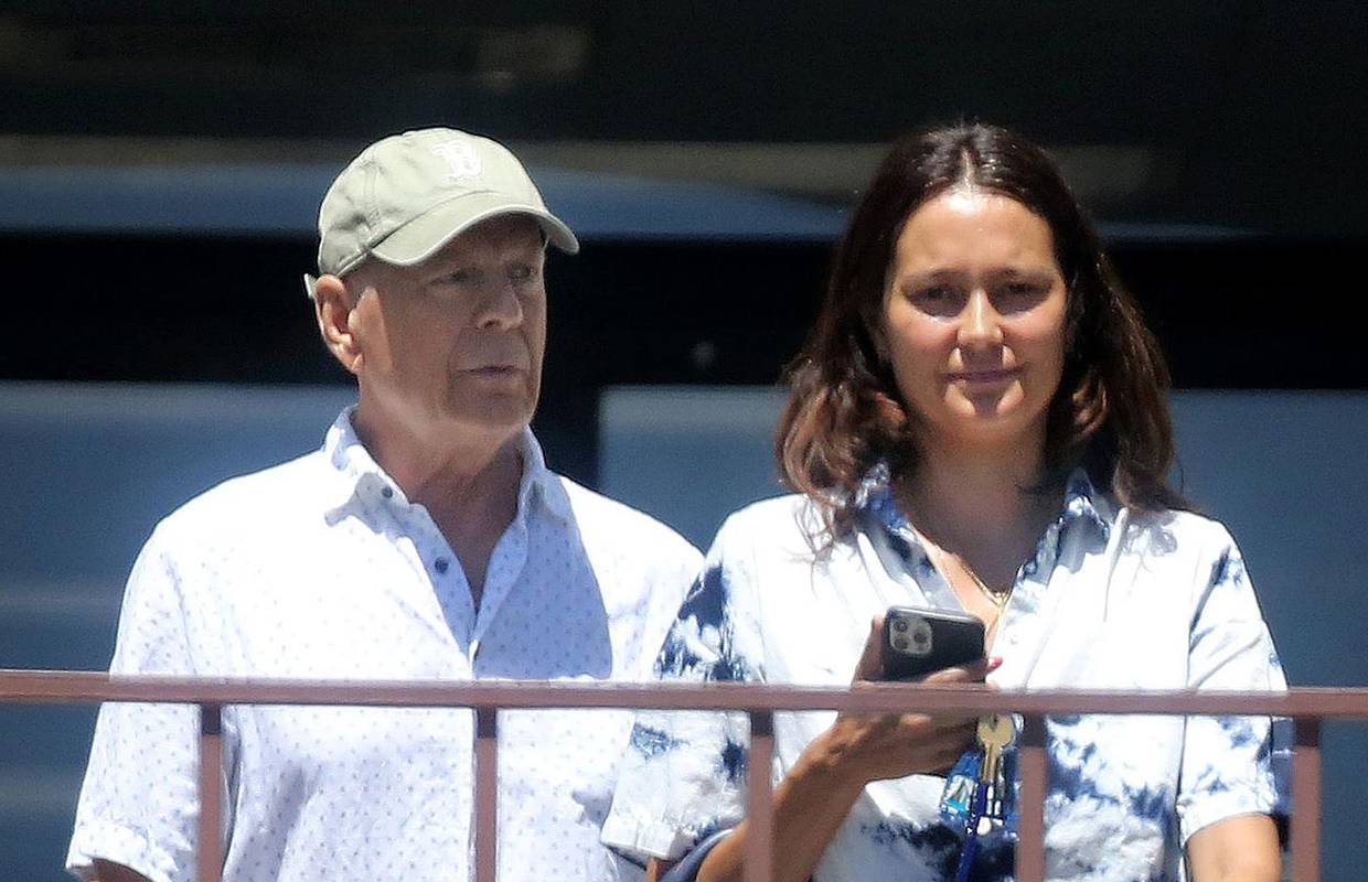 Bruce Willis izašao je u javnost tri mjeseca nakon što je obitelj otkrila da boluje od afazije