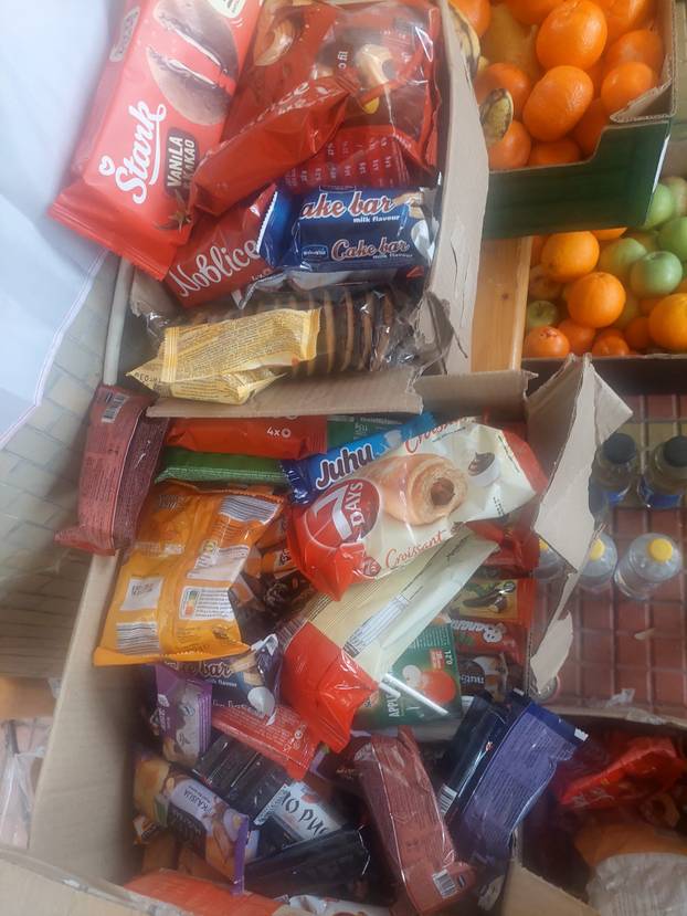 FOTO Za svakog ima ponešto! Prosvjednike u Beogradu čekala hrana, ovo je danas na meniju