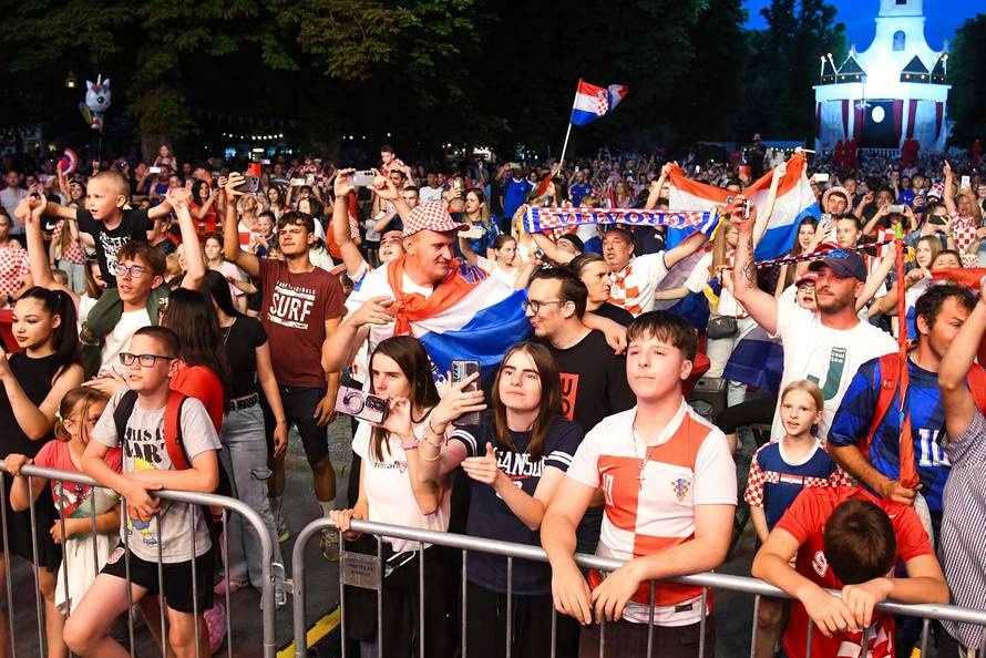 Bjelovar: Zaprešić Boysi zagrijavaju navijačku atmosferu  uoči utakmice Hrvatska - Engleska