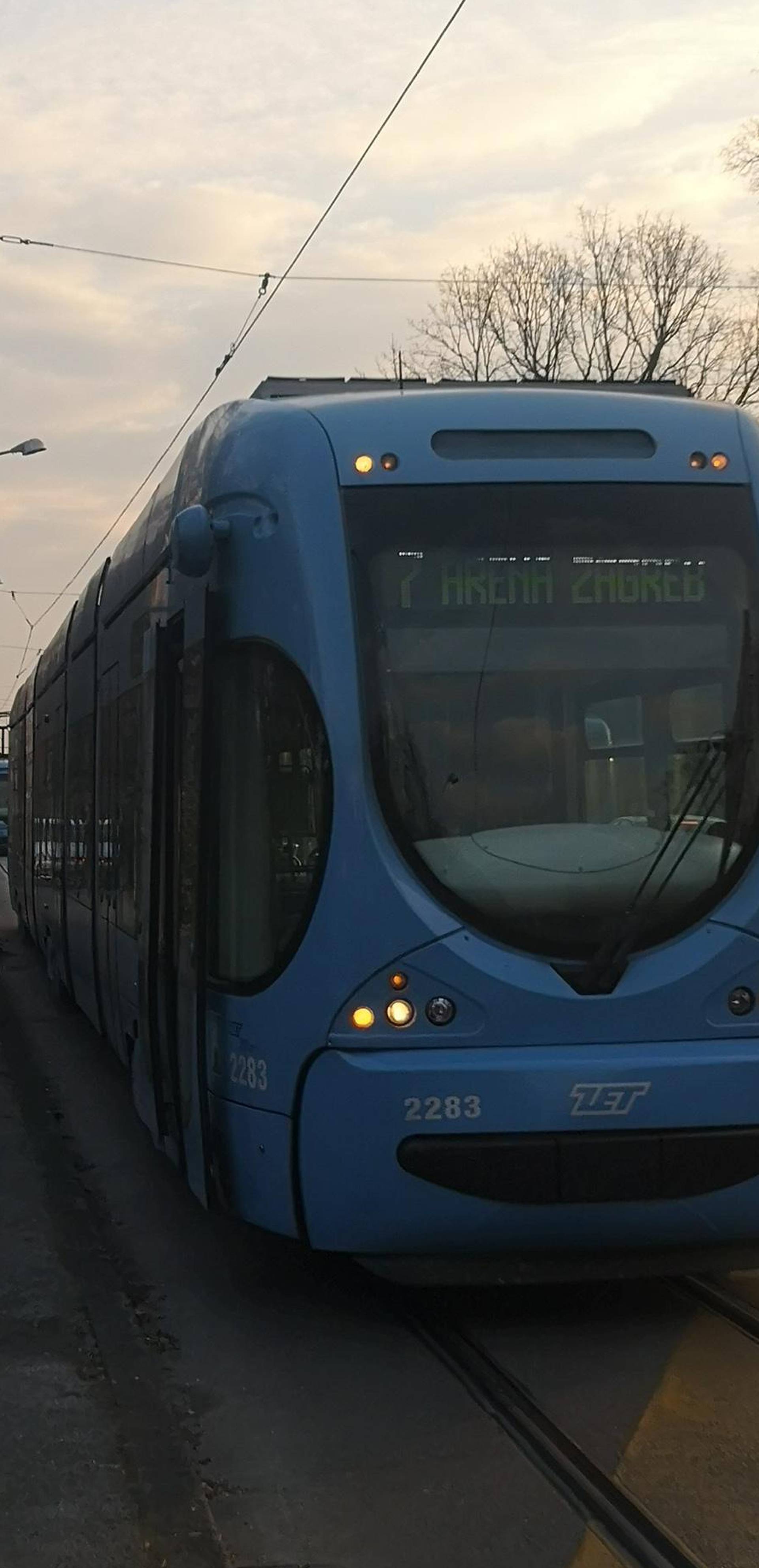 Dio tramvaja pao je na auto u Zagrebu: 'Da je bilo na šajbu, vozač se ne bi dobro proveo'