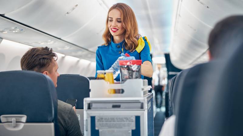 Stjuardese otkrivaju: Ovih 10 pića izbjegavajte piti u avionu