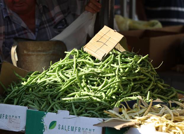 Šibenik: Bogata ponuda vo?a i povr?a na gradskoj tržnici