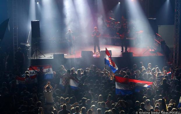 Koncert: Tisuće ljudi okupljeno na koncertu Thompsona u dvorani Mladost