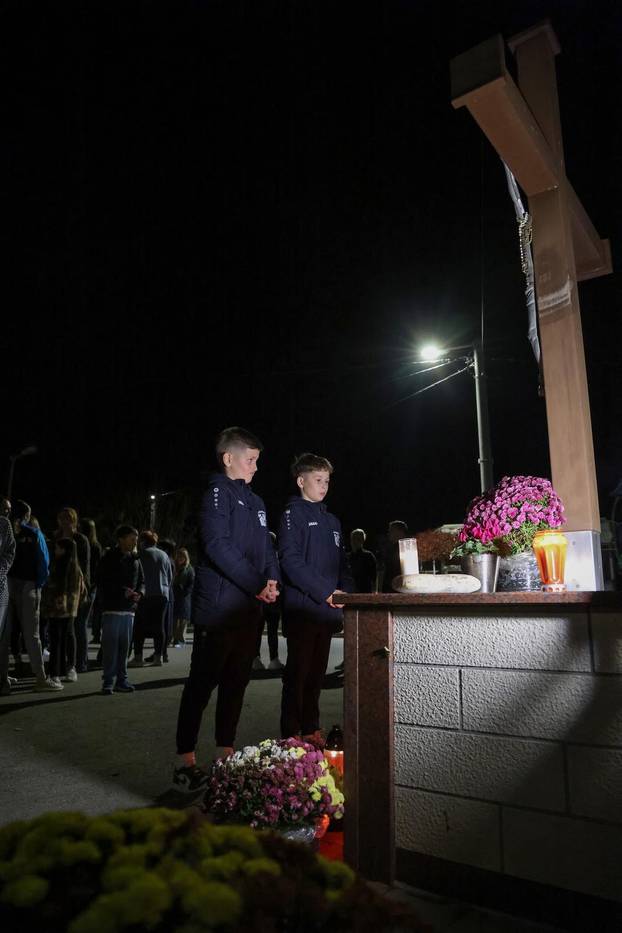 Škabrnja: Odavanje počasti poginulima paljenjem svijeća u Ulici 18. studenog 1991