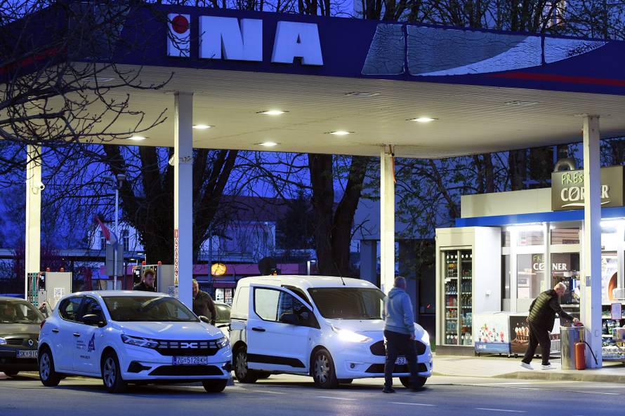 Sisčani pohrlili na benzinske postaje uoči poskupljenja 